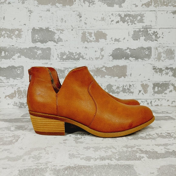 NEW B.O.C. by Born Lucy Notched Topline Block Heel Bootie i1017 - Picture 6 of 11